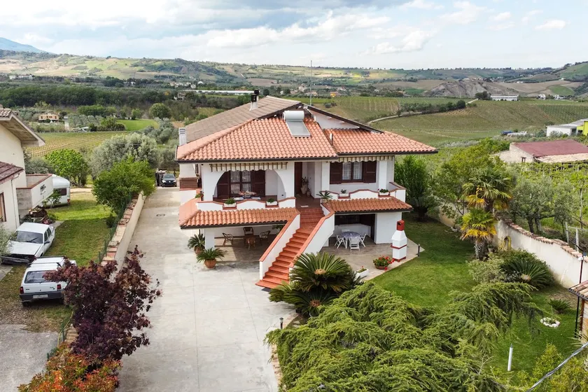 Villa between the sea and the mountains - Image 1