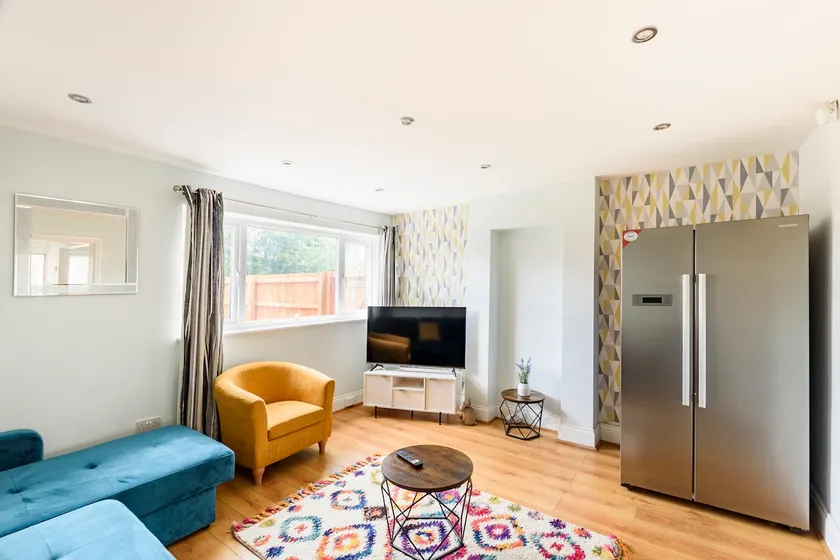 Overbury Lodge, Birmingham with FREE Parking - Image 1