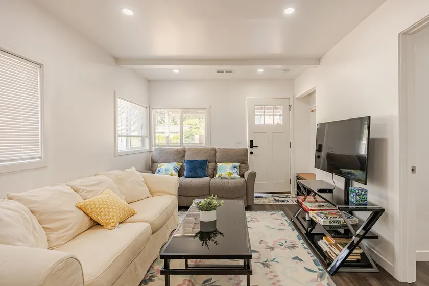 Newly Remodeled Charming 3/2 w/ King Bed - Image 1