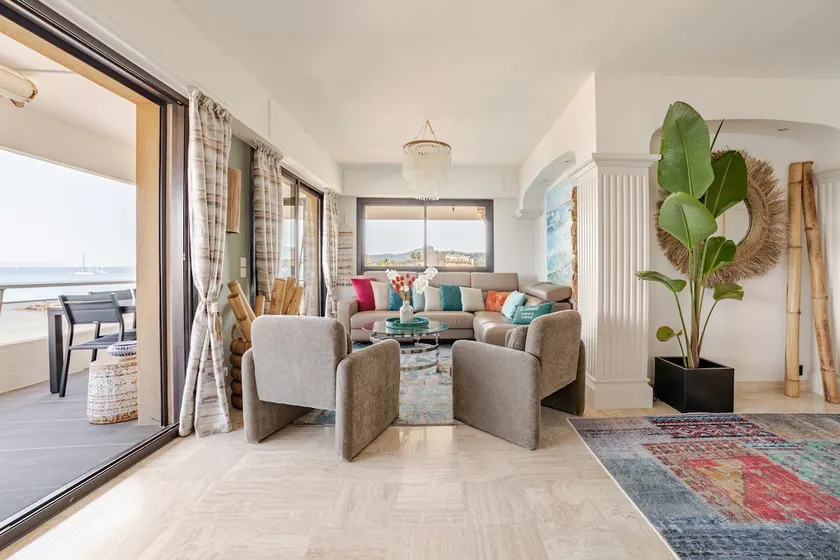 Premium Sea Front Apartment - Image 1
