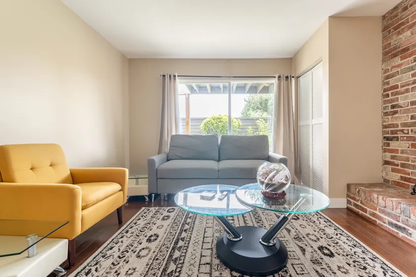 Prestigious Bright Garden Level - Image 1