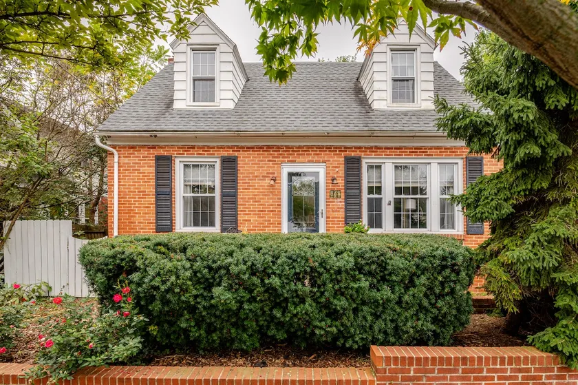 Charming Family-Friendly Small Town Oasis - Image 1