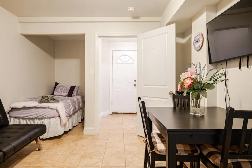 Cozy Brighton Apartment near St. Elizabeth’s - Image 1