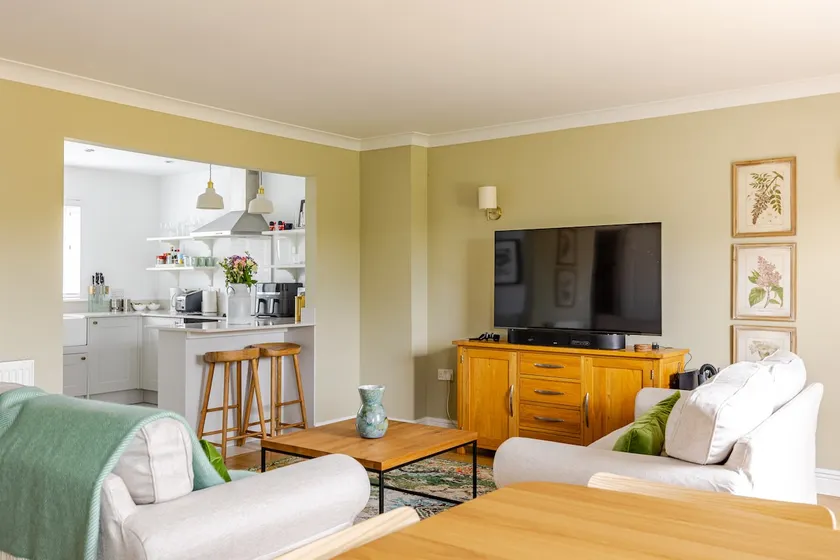 Stylish 3 Bed, Free Parking, Swindon 15 mins away - Image 1