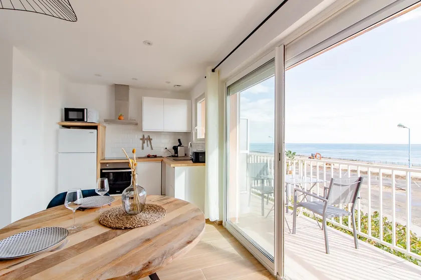 Premium Beachfront Apartment - Image 1