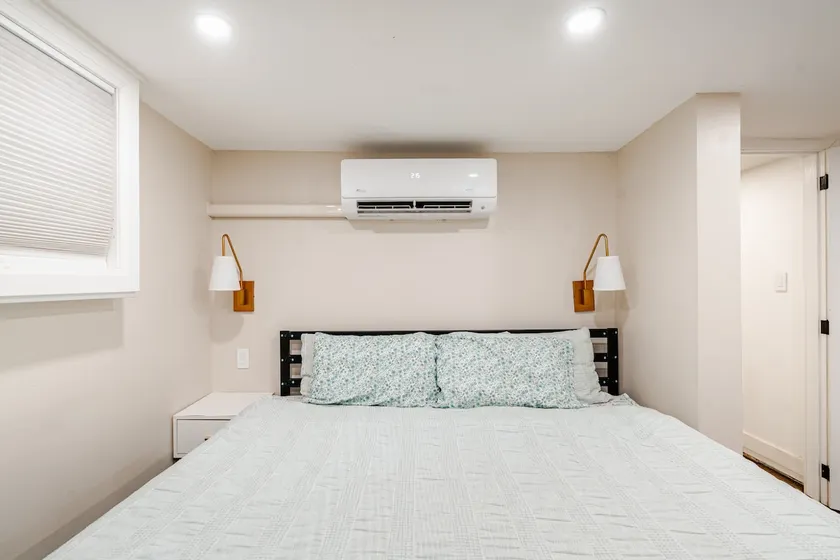 Cozy Suite King Bed Free Parking Private Entrance - Image 1