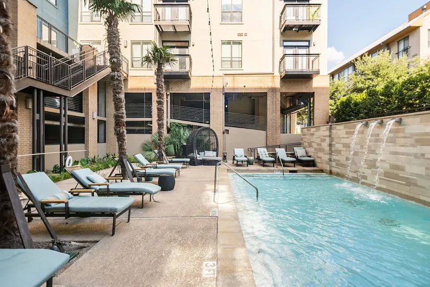 Charming 1,100 sq. ft. apt - Image 1
