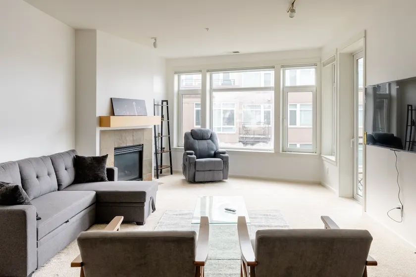 Downtown Seattle, Waterfront Condo (2 bedroom) - Image 1