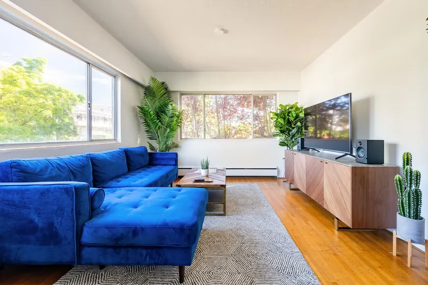 Eclectic 1BR Near the Beach in Kitsilano Heart - Image 1