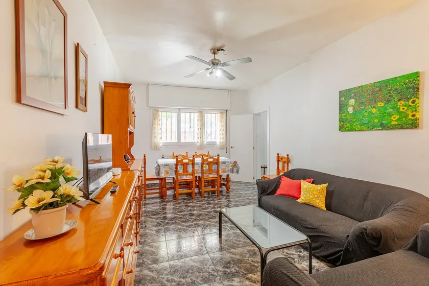 Spacious and quiet house with air conditioning. - Image 1