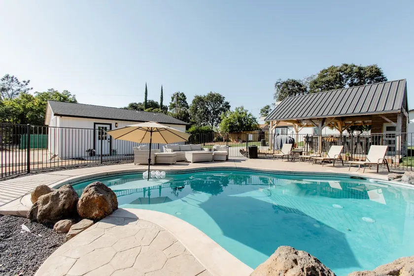 Beautiful spacious 2 bedroom guest home - Image 1