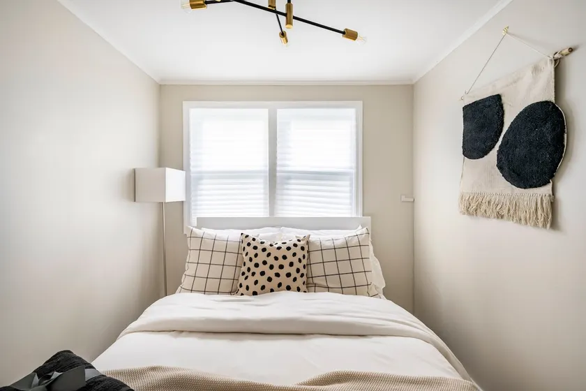 Modern 2BR Near EWR, NYC & Free EV Charging - Image 1