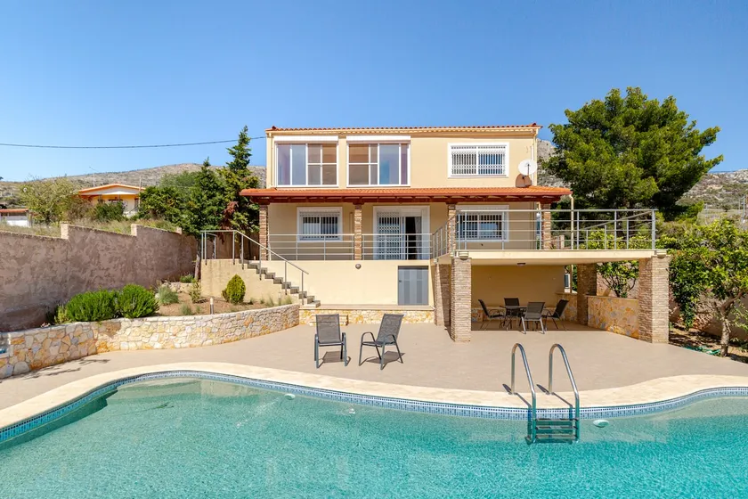 Spacious Villa With a Pool - Image 1