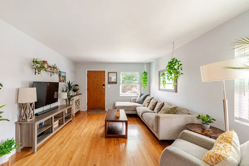 Spacious 2 bedroom / 2 bath - Image 1