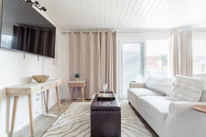 Chic 1 Bedroom Apartment w/ Comfy King Bed - Image 1