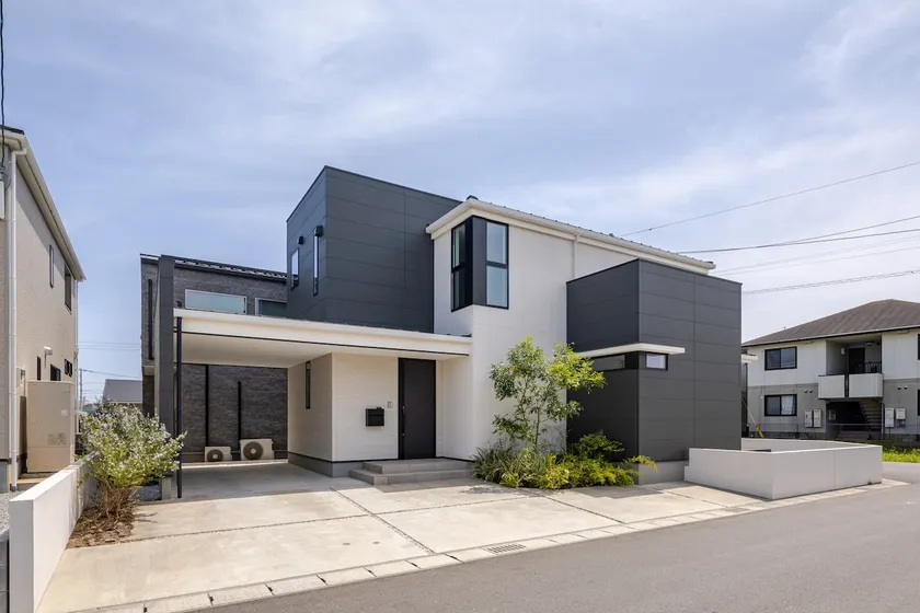 Modern new building completed in November 2021 with easy access to various places - Image 1