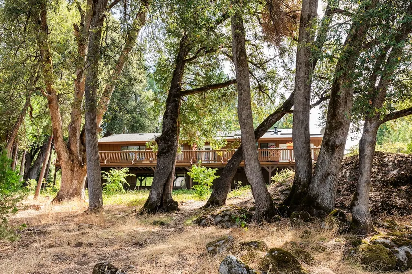 Creekside cabin in amazing location near Yosemite. - Image 1