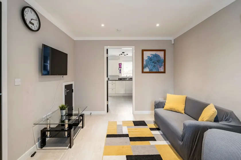 Superb 3 Bed Home Away from Home in Glasgow, just off M8 with free parking - Image 1