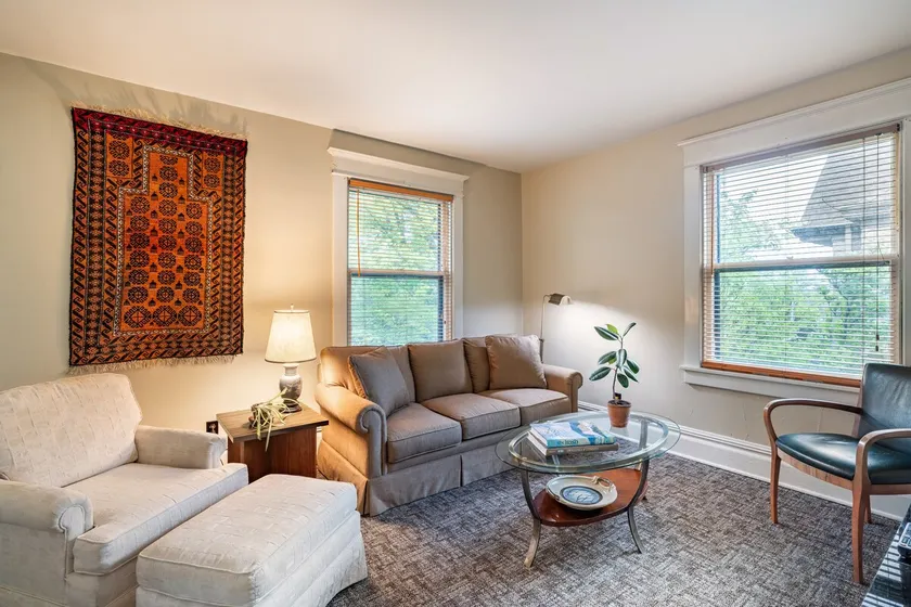 Charming! 2 bedroom, upper apartment. Sleeps 3. - Image 1