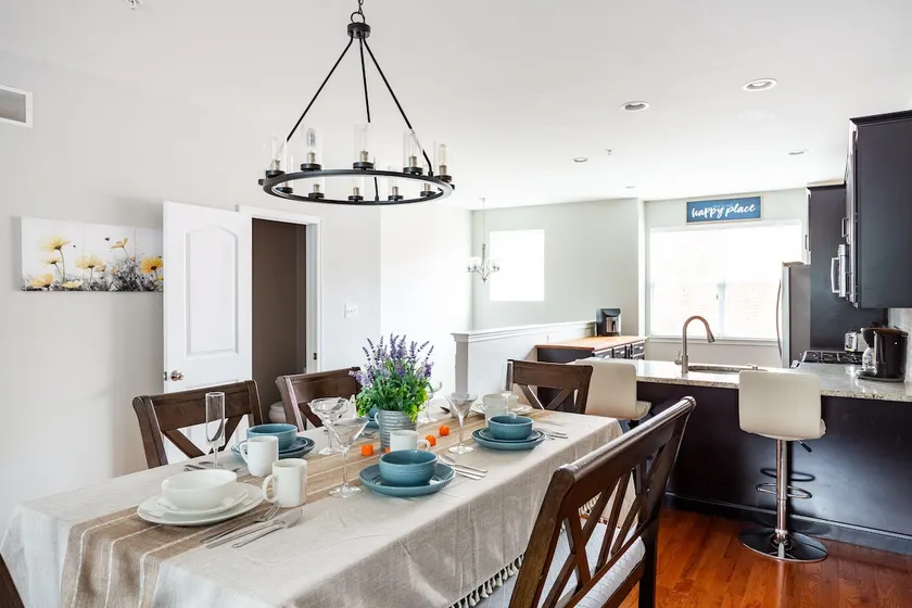 Modern 4BR/5BA home w/ free parking & biking trail - Image 1