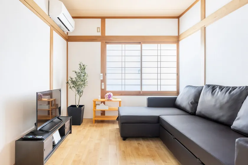 Japanese-style house, 6 minutes on foot from Bentencho Station, JR/Subway 2-way, airport, USJ, Namba, Expo, best accessibility - Image 1