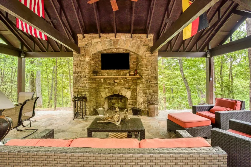 Cabin in the woods - Image 1