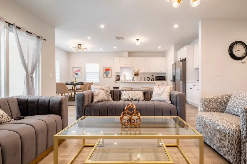 Stylish 4BR ~ Near Colleges, BBQ Patio, Pool Table - Image 1