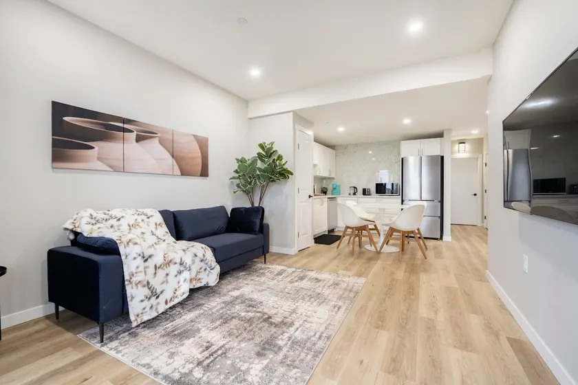 Beautiful 2BR walkout suite - Mins to YYC Airport - Image 1