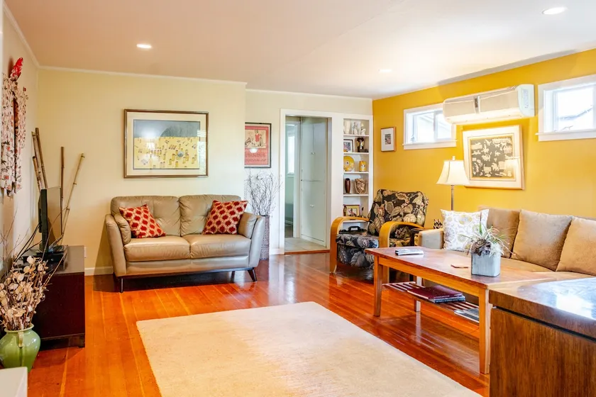 Private, cottage/west side of town - Image 1
