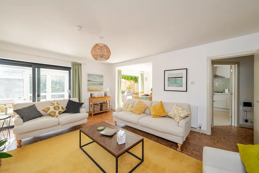 Sunny 3 bedroom chalet easy walk to beach - Image 1