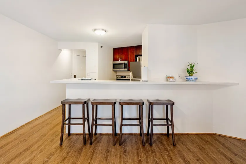 1 Bedroom Suite in downtown near Waikiki - Image 1