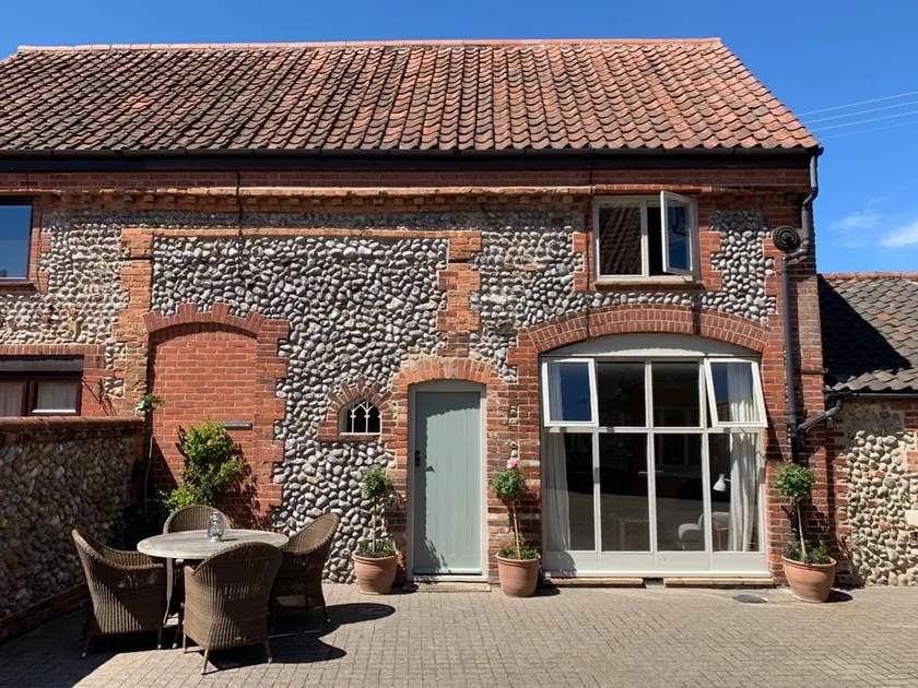 Beautiful coastal cottage, beach & pub 5 min walk! - Image 1