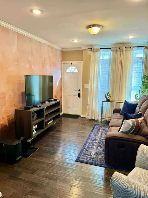 Affordable Furnished LuxuryTownhouse near Stadiums In Baltimore Pig Town. - Image 1