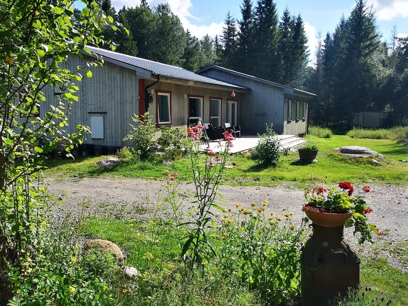 Forest villa with large yard & natural pool/hot tub - Image 1