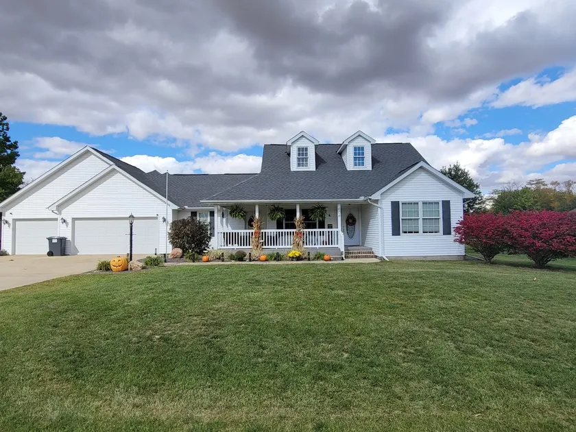 Great home to unwind 15 minutes from Champaign Urbana and University of Illinois - Image 1