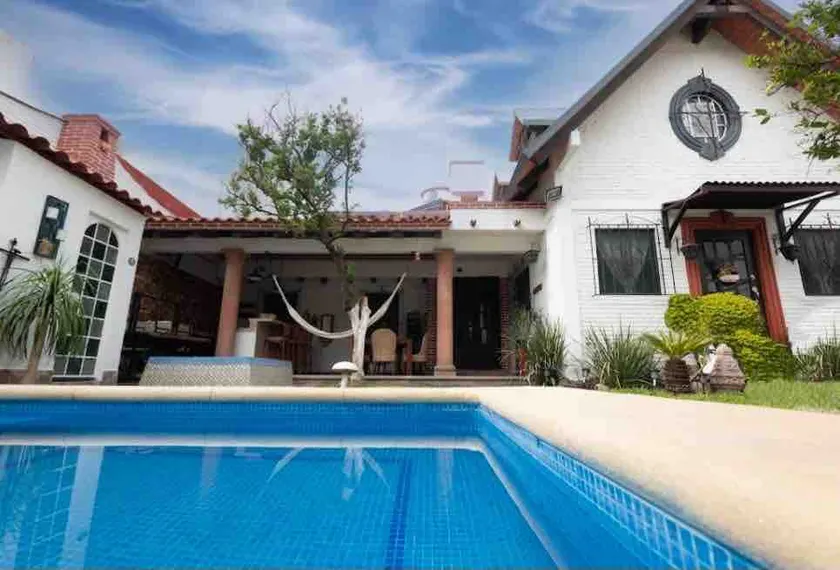Nice central house with a pool and jacuzzi - Image 1