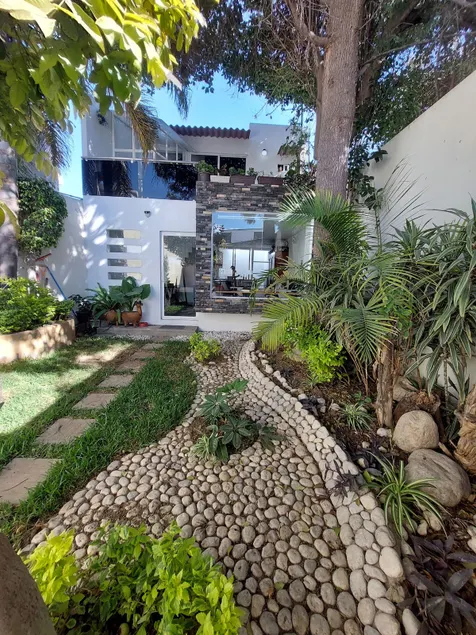 Apartment with a garden and terrace - Image 1