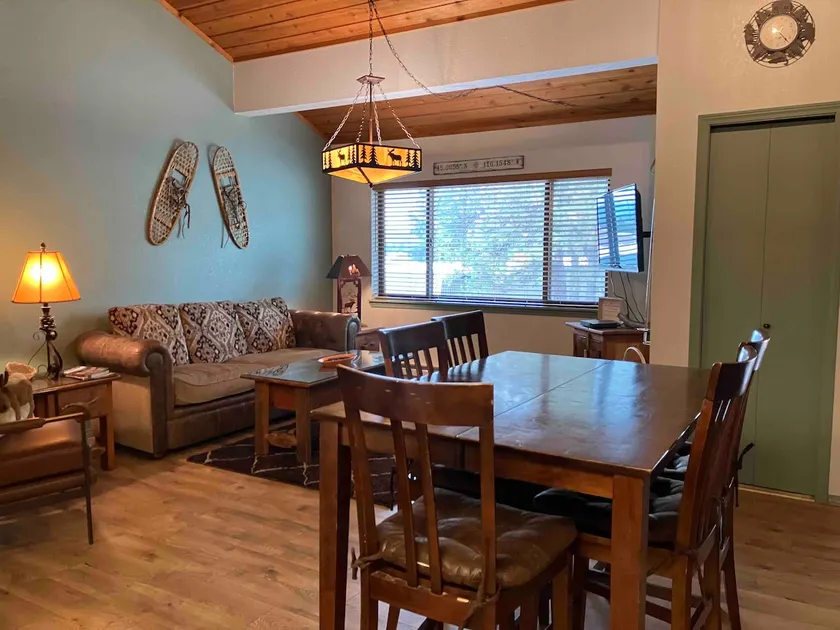 Charming 2-bedroom/bath condo close to downtown - Image 1