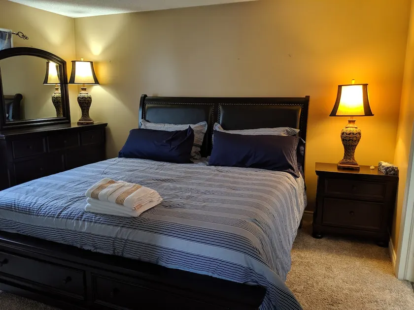Doctors Lounge - An Executive Home in Niagara - Image 1