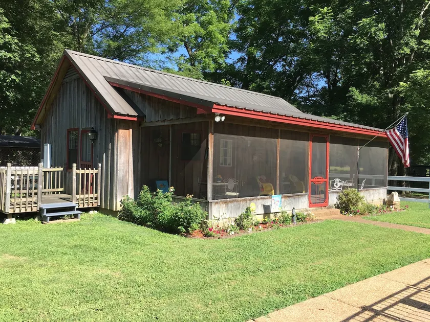 Heavens Trees: Small town Guest House - Image 1