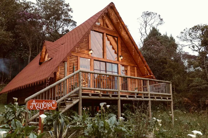 CHALET-STYLE CABIN SURROUNDED BY NATURE (AURORA) - Image 1