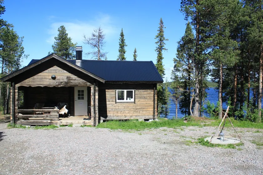 Log Cabin near the river - Image 1