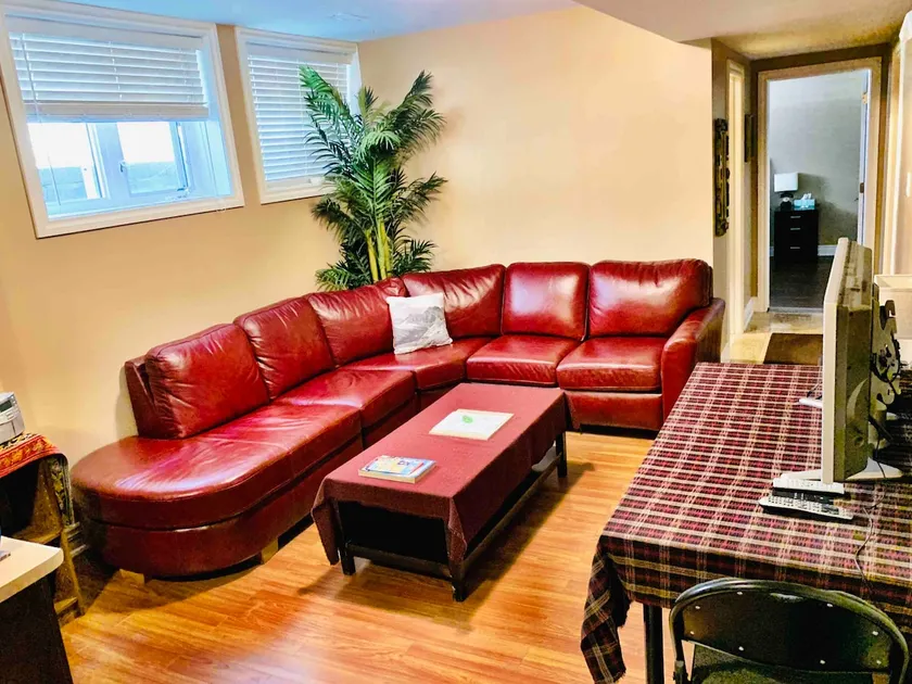 Beautiful lower unit in Downtown Mississauga - Image 1