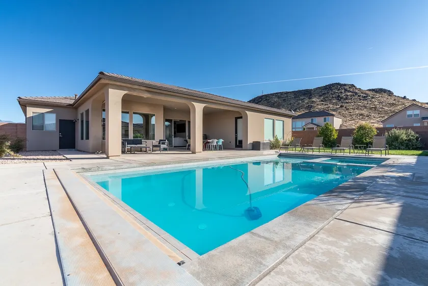 Saltwater Pool Oasis — 30 Min to Zion - Image 1