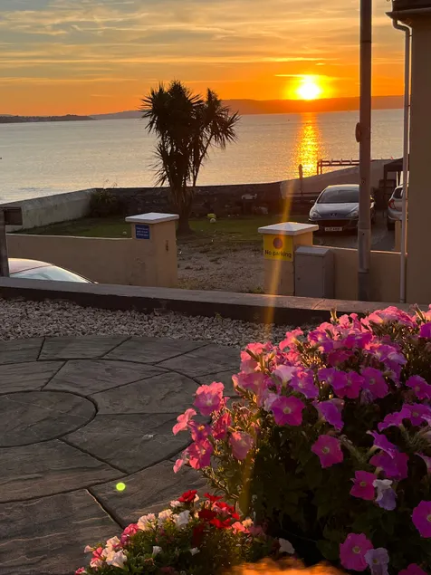 Luxurious Seaside Apartment - Image 1
