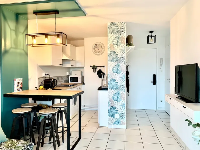 Beachfront apartment + balcony + parking + pool - Image 1