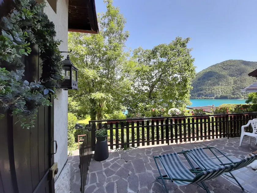 Lakefront house, a short walk from the woods. - Image 1
