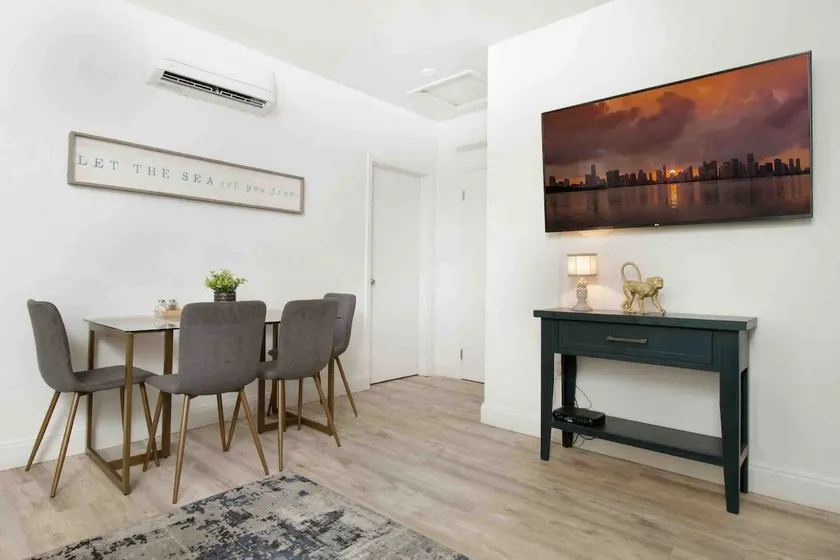 COOL Vibes, 2 bedroom, sleeps 5, Free Parking - Image 1