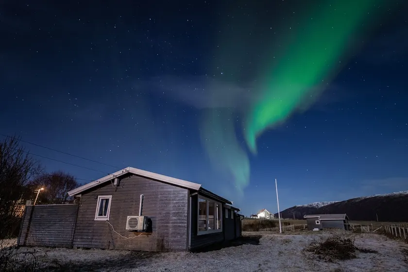 Cozy cabbin by the sea, under the Norten Lights - Image 1
