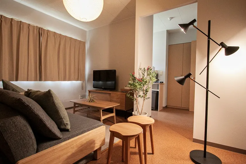 10-minute walk to Otaru Canal and Sakaimachi-dori | Adjacent to Suitengu Shrine, 17-room unmanned hotel, B1 | 2 bedrooms, bathroom. - Image 1